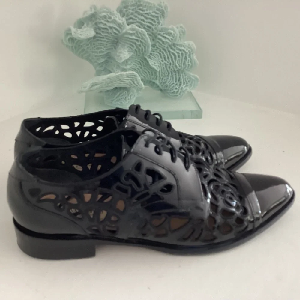 REDUCED VALENTINO PATENT LEATHER EYELET TRIM OXFORS SHOES size 37.5 7.5